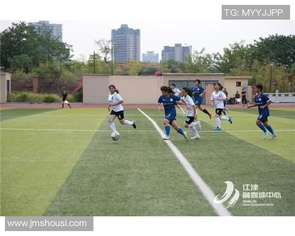 足球赛场上的激烈争夺与团队精神的碰撞展现了运动的魅力与激情